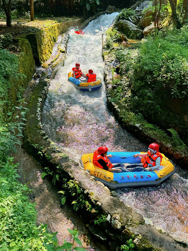 龙岩森林水乡：核心玩水项目为九溪庐森林漂流，3公里河道落差320米，整条河道被密林包裹，避开烈日暴晒，水流急缓交错，既能体验冲浪快感，平缓河段也能轻松打水仗。