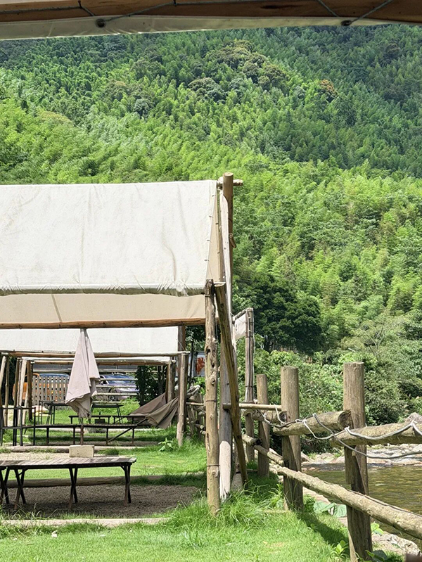 江山无人村：保留纯粹自然野趣，找一个空闲的时间，到这里听溪流鸟鸣、吹山间晚风，避开人群喧嚣，适合偏爱原生态野营、想安静放空的游客。