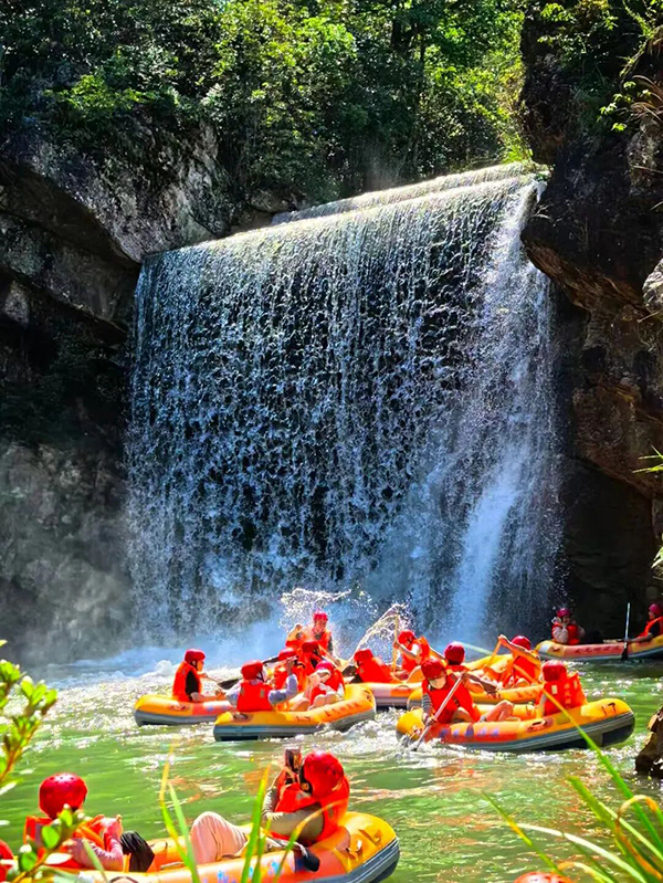 驭龙峡漂流：中途穿行悬崖瀑布水帘，终点驶入巨型金龙隧道，自龙口驶出，山水风光搭配独特龙形水道，游玩体验别具一格。