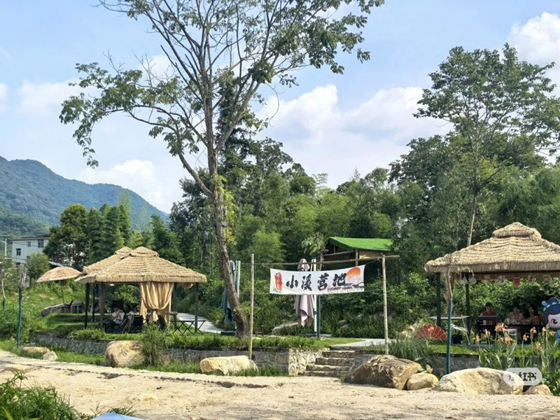 东肖花田里：大片平整草坪、现成露营区、烧烤架配套齐全，不用长途奔波、不用自备全套装备，轻松实现玩水、露营双重快乐。