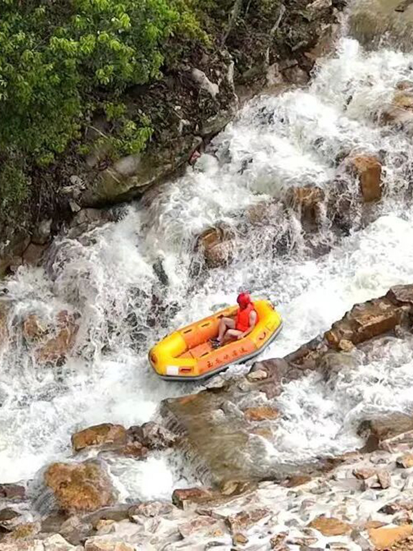 驭龙峡漂流：特色金龙主题高山漂流，3.5公里天然溪道落差达268米，沿途分布38处落差、18处连续弯道，最大落差超20米，全程顺流而下无需手动划桨。