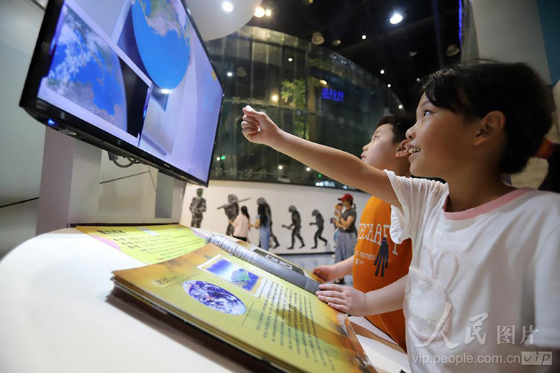 日前，小朋友在福建厦门科技馆内学习太阳系行星知识。