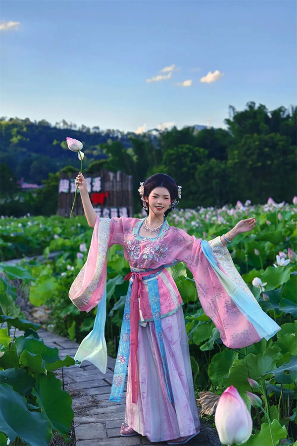 游客驻足拍照。