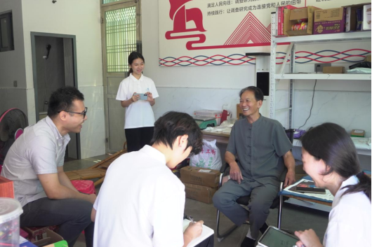 实践队在古田县坂中村与老党员交流了解村庄发展情况