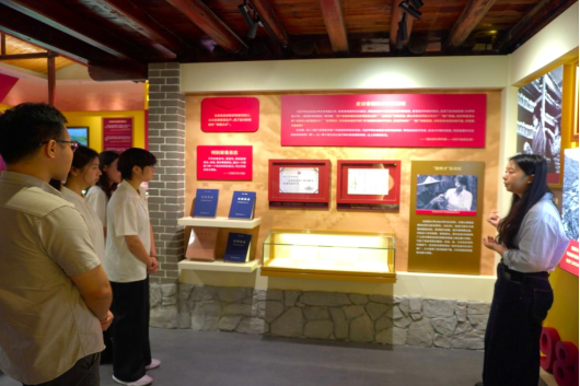 实践队参观学习“四下基层·调查研究下基层”主题馆