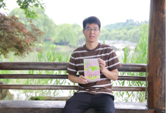陈伟军和自己的新书《桃花朵朵》