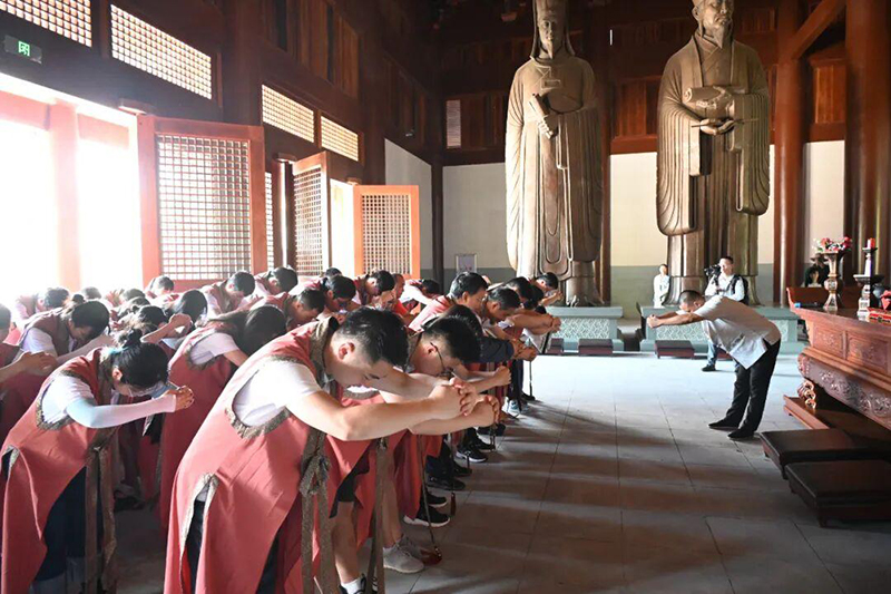 “朱子之路”2023国内青年学者研习营在五夫镇朱文公庙学习朱子高揖礼。（陈可 方诗琦 摄）资料图片