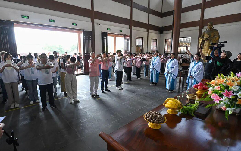 第十八届“朱子之路”暨2025汉学青年学者研习营期间，营员们走进考亭书院。（张行健 摄）