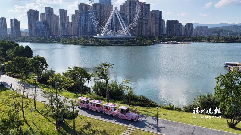环湖观光车行驶在晋安湖畔。 陈宇辉 摄