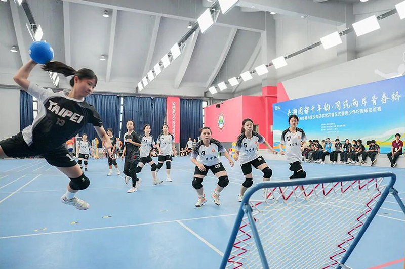榕台学子切磋巧固球技艺。记者 包华 摄
