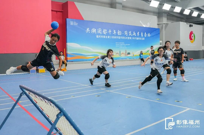 阳光学院的女队员们与台湾队伍对阵。记者 包华 摄