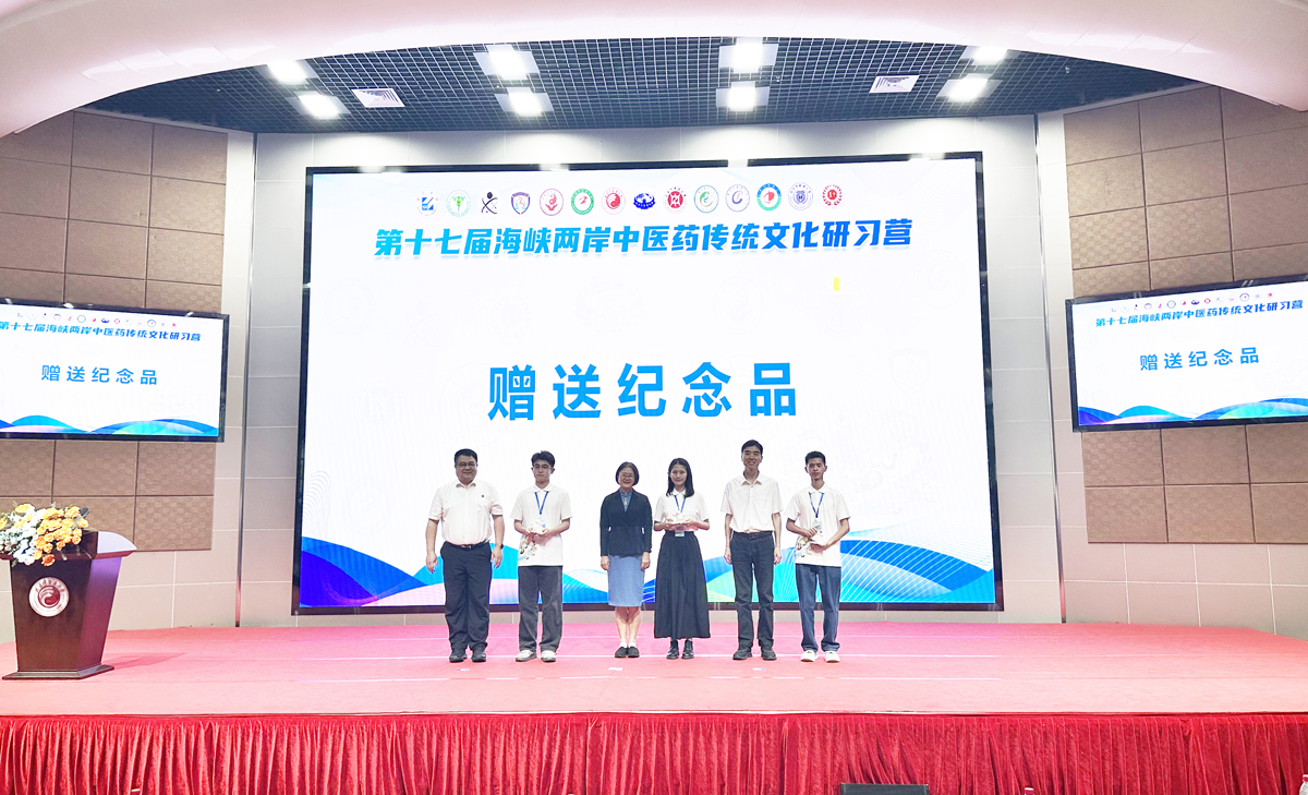 赠送纪念品。记者 李牧晨 摄