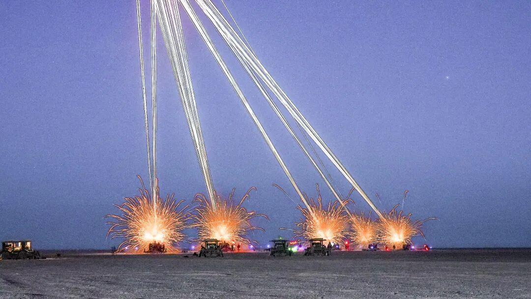 导弹拖着尾焰直扑空中靶机。