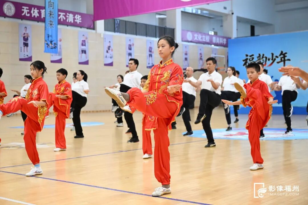 中小学体育教师们与学生们一同演示融合8种非遗拳种的”福韵少年“武术操。