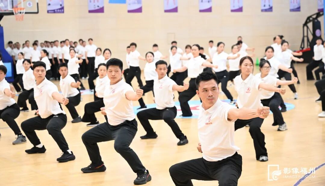 中小学体育教师们与学生们一同演示融合8种非遗拳种的”福韵少年“武术操。
