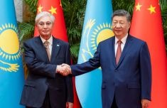 习近平会见哈萨克斯坦总统托卡耶夫