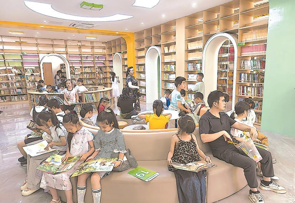 “以前催着才翻书，现在催我陪打卡” 光泽打开校门，让阅读从校园向社会延伸
