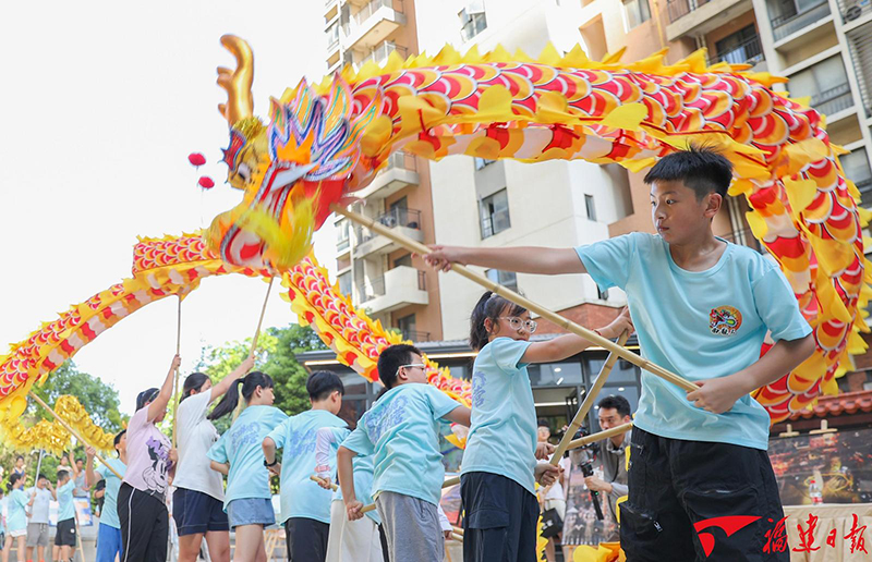 7月10日，晋江市梅岭街道三光天社区（锦塘）舞龙传习所公益暑期舞龙研习营正式开营，来自晋江12所中小学校的80名营员正式集结。报业集团记者 陈巧玲 摄
