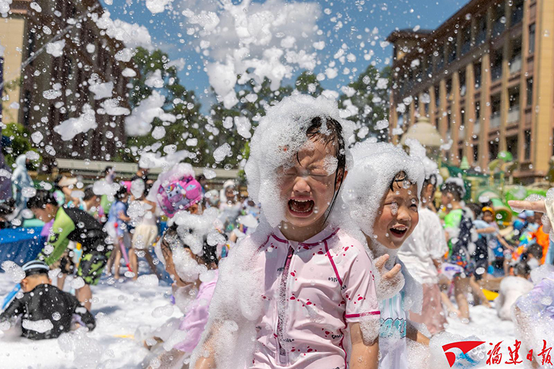 7月3日，连江县温泉幼儿园举行了一场特别的毕业季活动“毕业狂欢，孩子们在泡泡中尽情玩耍。 丁天霖 摄
