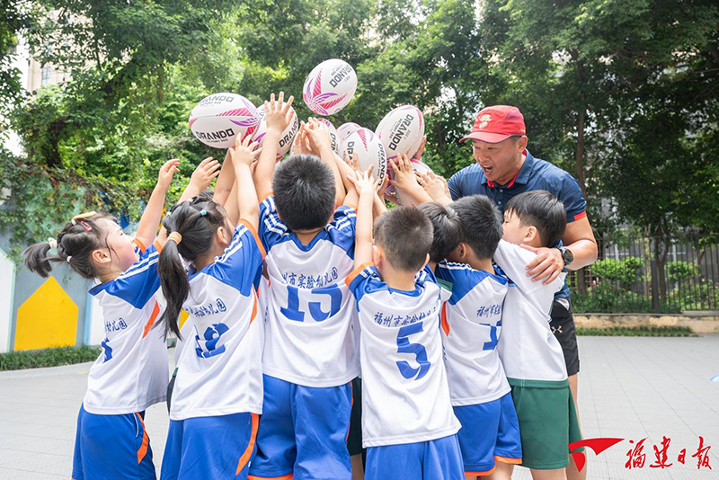 7月14日，福州市实验幼儿园和福州市直机关幼儿园的十余名孩子在台湾橄榄球教练康永明的带领下体验橄榄球运动。这是第十四届海峡青年荟·第十一届海峡两岸（福建）青年橄榄球交流赛系列活动之一。 本报记者 王毅 摄