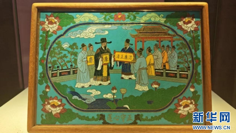 展览展出的莆田铜胎掐丝珐琅工艺作品《莲心守正》。新华网 刘丰 摄