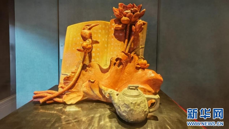 展览展出的寿山石雕《爱莲说（高山石）》。新华网 刘丰 摄