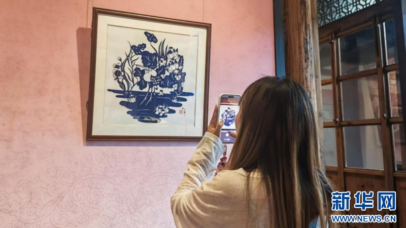观众在展览现场打卡拍照。新华网 刘丰 摄