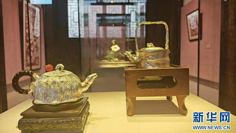 展览展出的泉州锡雕作品《莲蓬壶》和《竹节壶》。新华网 刘丰 摄