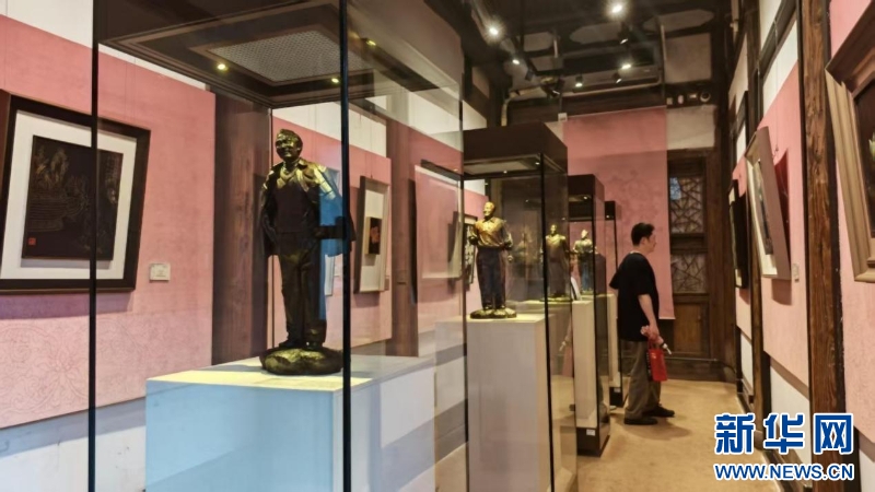 展览展出的泉州木雕作品《焦裕禄》。新华网 刘丰 摄