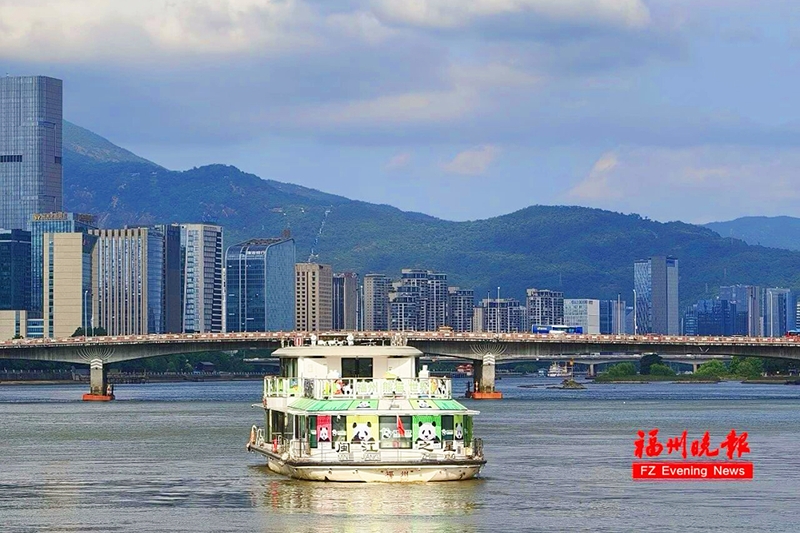 承担“国宝游闽水，榕景伴福船”熊猫主题航班运营任务的，是福建海上八方客运有限公司旗下的高端新能源船“闽江之星”轮。