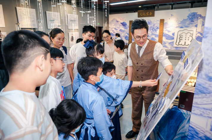 集印章、答廉题、看演绎……这场展览让廉洁教育“入脑入心”