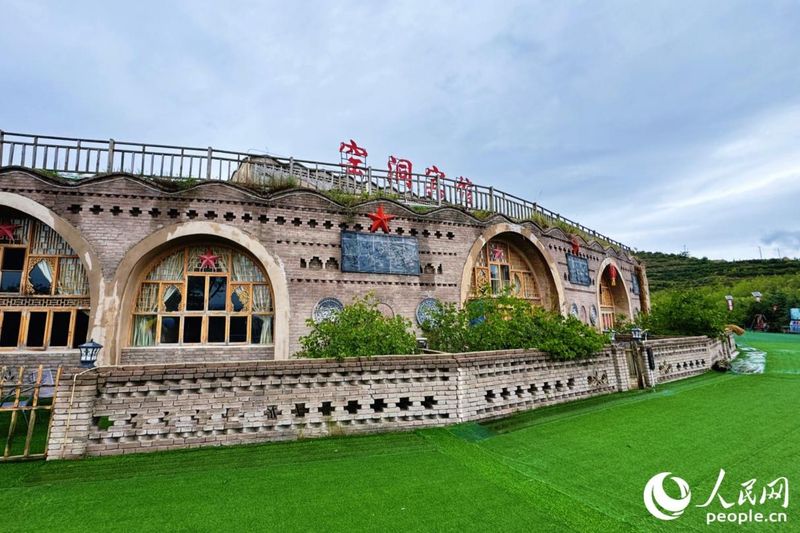 依托生态优势与地方特色，龙王坝村大力发展旅游业，帮助当地群众解决就业、提高收入。图为独具特色的窑洞宾馆。人民网记者 李唯一 摄