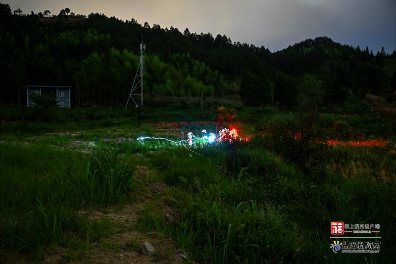 福州闽侯县大湖乡雪峰郊野湿地，青草浅溪间萤火点点穿梭，山影与星轨交织成景。记者 池远 摄