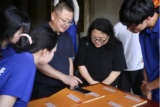 研习社成员实地考察翻阅萧氏族谱。张杏 供图