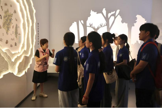 讲解员向研习社成员讲述闽台同源的故事。张楚璠 供图