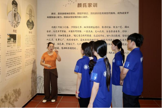 颜氏宗祠讲解员向研习社成员介绍闽台两地颜氏发展。张楚璠 供图