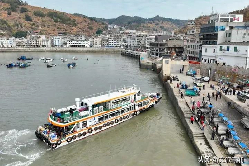 客货邮融合班轮准备在霞浦县海岛乡的西洋岛码头靠泊  图源：文旅霞浦