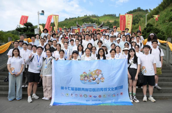 研习营来到古田临水宫实地研学。记者 林晓烨 摄