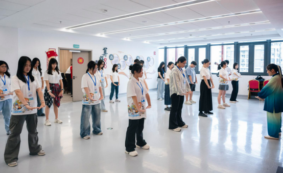 营员在福建中医药大学附属人民医院医师的指导下学习五擒戏。林晓烨摄