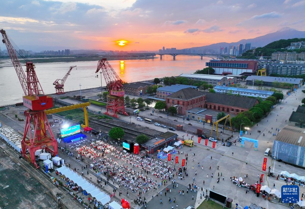 这是7月18日在位于福州马尾的中国船政文化园拍摄的八闽美食嘉年华活动暨2026榕城夏日海鲜美食季（马尾专场）活动现场（无人机照片）。新华社记者 林善传 摄
