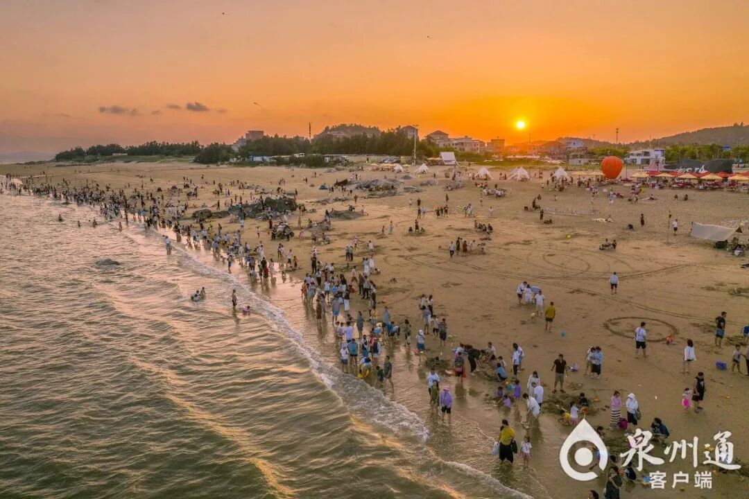 玉沙湾位于泉州的崇武至秀涂海岸带，这条海岸带被誉为中国八大最美海岸线之一。（泉州晚报社融媒体记者 陈起拓 摄）