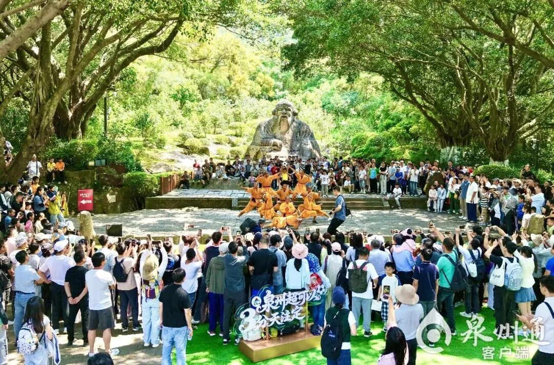 清源山老君岩成为游客打卡热门景点（泉州晚报社融媒体记者 彭燕珍 通讯员 黄梓濠 摄）