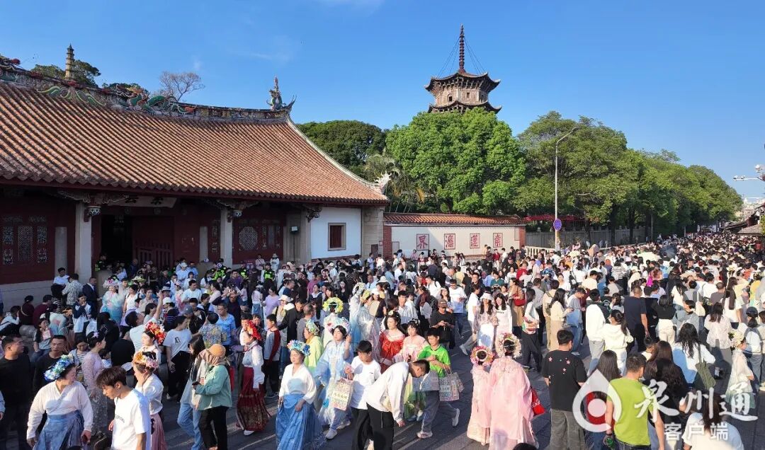 古城西街人气爆棚 （泉州晚报社融媒体记者 王柏峰 摄）