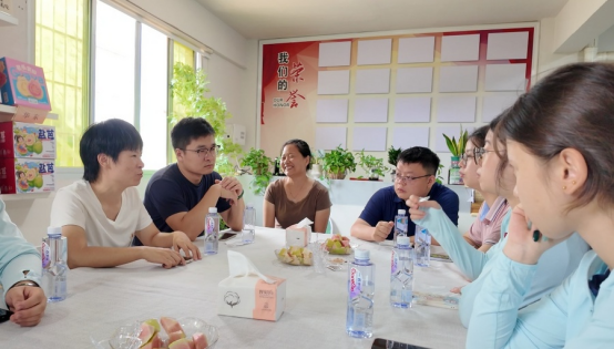 陈晓东介绍特色盐芭种植情况