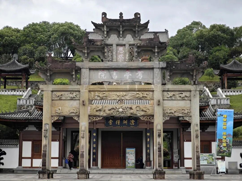 从丹山碧水的武夷核心景区，到建本建盏的文脉故里，再到延平的山城风光，列车以匀速前行的节奏，把沿线的自然景观、历史人文与城市风貌串珠成链。