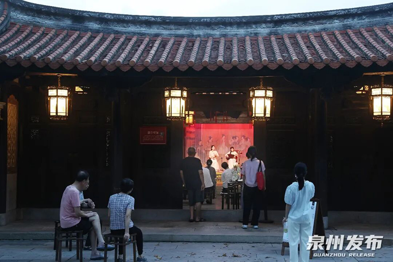 街头巷尾常有非遗演出，引市民驻足观赏