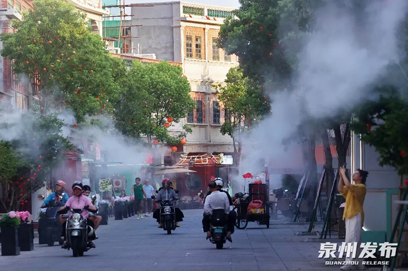 中山南路启用“空调”喷雾降温装置