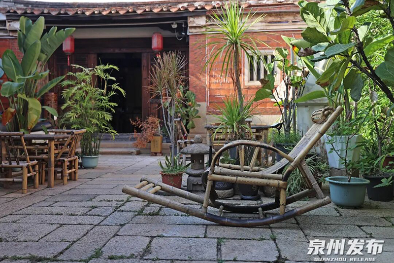 古厝庭院里的消暑时光