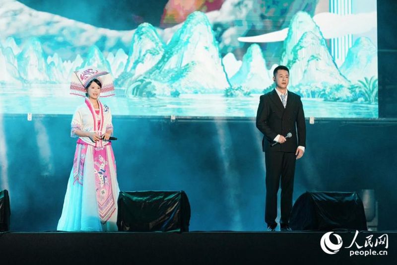 赵雅兰、张晓东演唱歌曲《半碗漓江》。人民网 摄