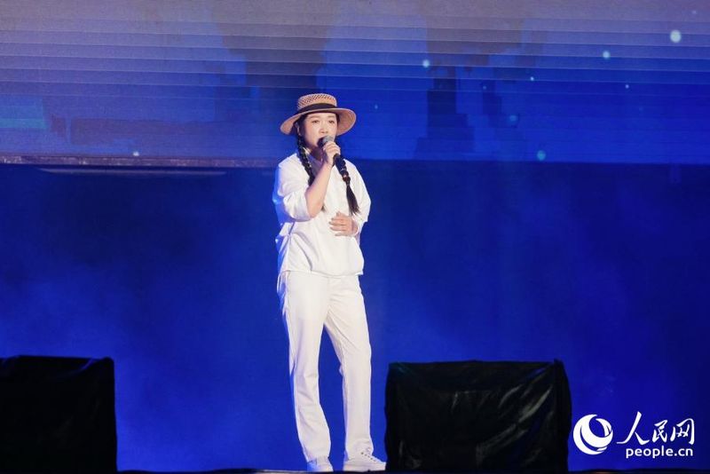侃侃演唱歌曲《漂来的人间》。人民网 摄